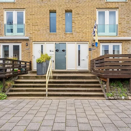 A Few Steps Away זנדוורט