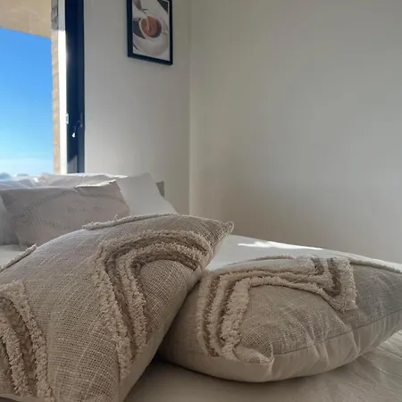 A Few Steps Away * זנדוורט