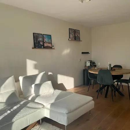 A Few Steps Away זנדוורט