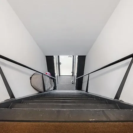 A Few Steps Away 잔드보르트